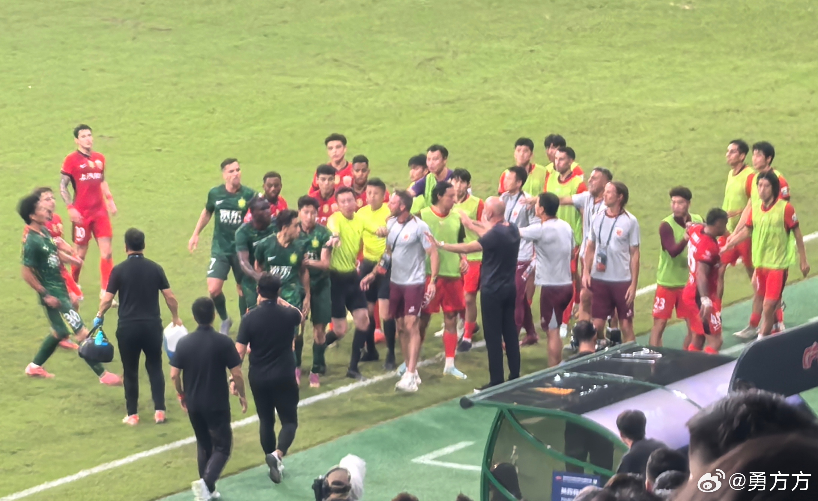北京国安vs上海海港 这个半场，国安全队的态度值得肯定，没有畏惧对抗，跑动更积极
