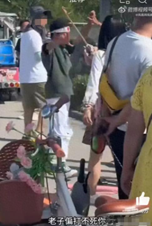 “令人愤怒，直呼打的好！”云南大理，女子在某景区看到一男孩戴的头巾上写着“日本必