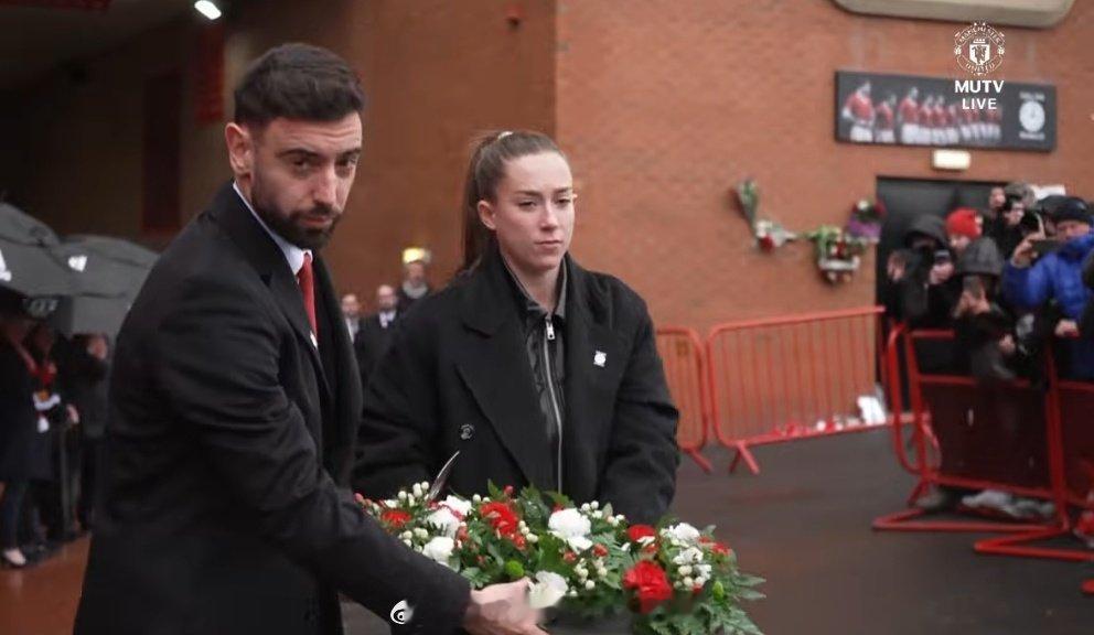 曼联主帅卡里克，队长费尔南德斯，在纪念仪式现场。费尔南德斯和女队队长敬献花环 