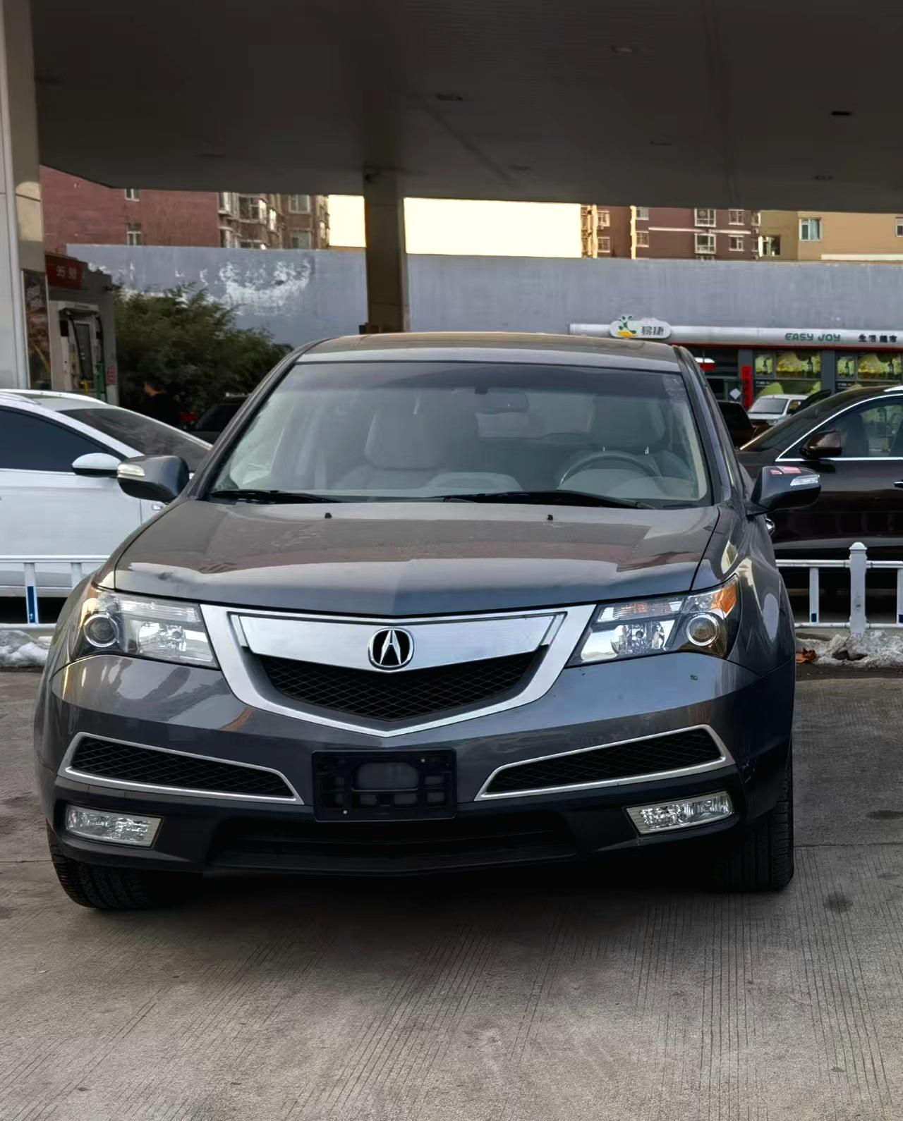 3.7升v6发动机。5档手动变速箱。这个车还是相当罕见的一台车。国内真的是不算多