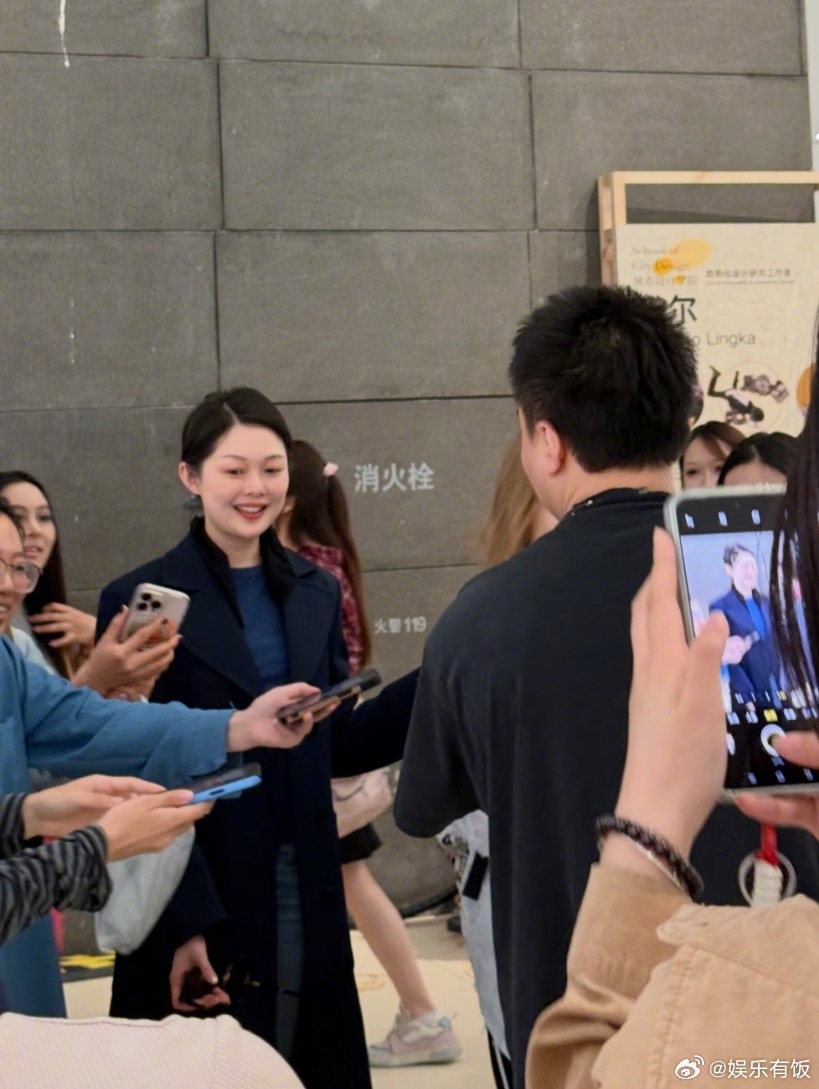 央美毕业展偶遇晚晚林瀚 网友在央美毕业展偶遇晚晚林瀚夫妇。晚晚素颜状态温婉大气，