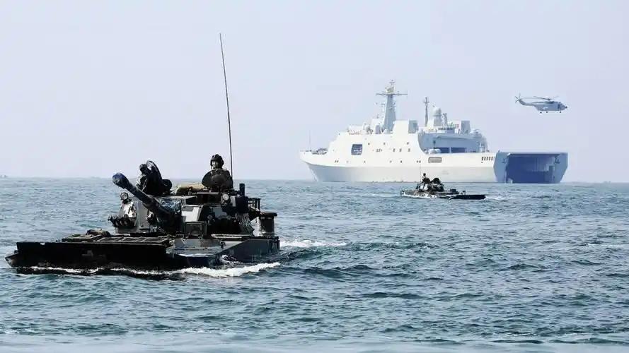 日本军舰和菲律宾。
在黄岩岛附近演习！！！
时间点选得很刻意。

马科斯国内反腐