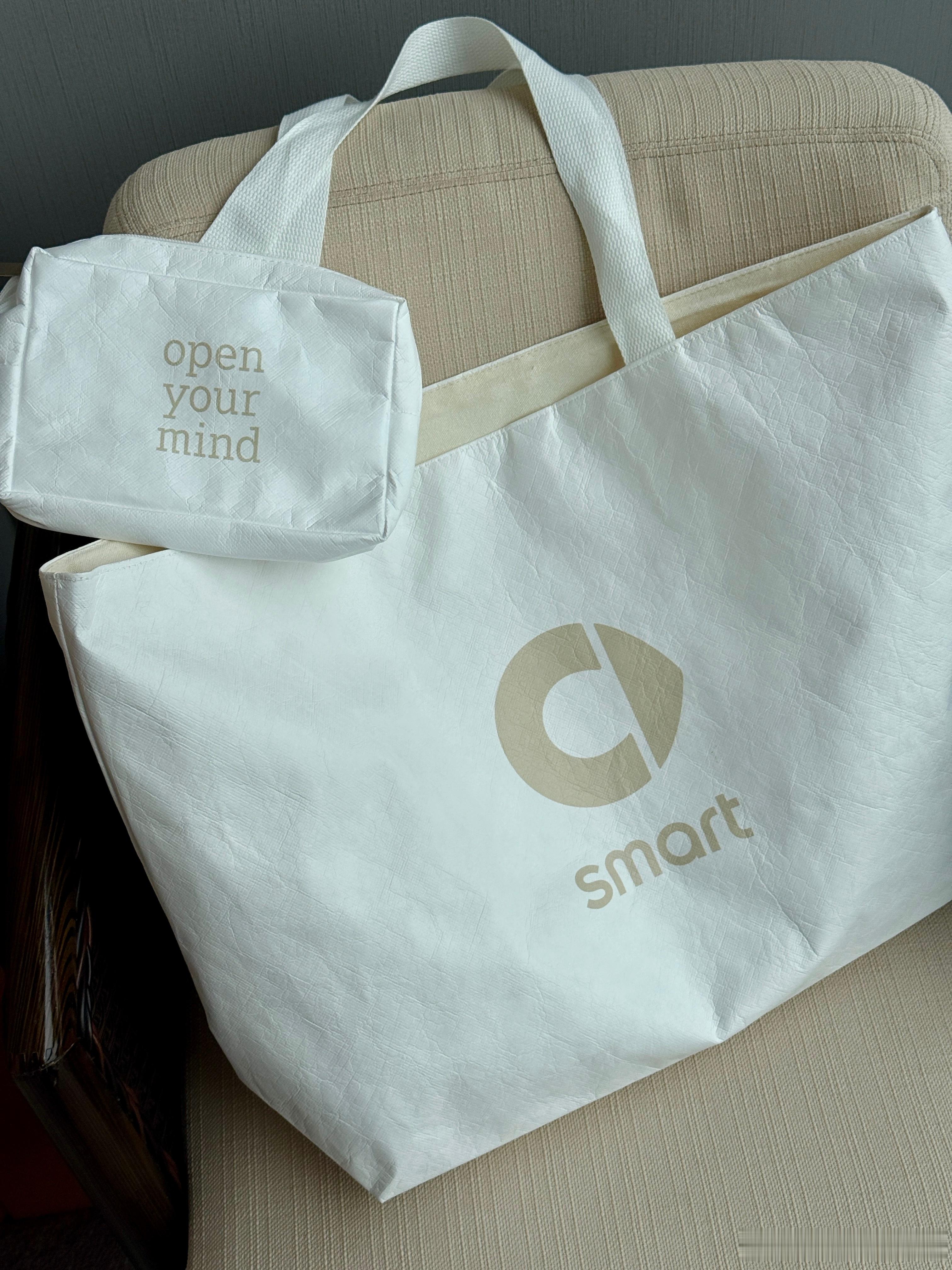 落地北京！实名表扬smart，给媒体的伴手礼包包都是比较实用且潮酷的风格，平时健