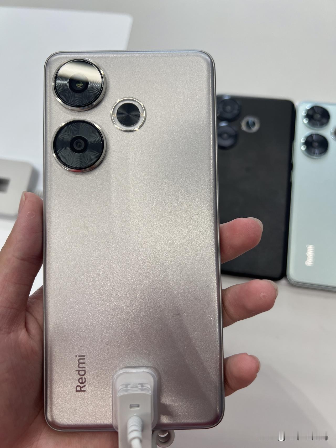 特地到小米之家体验了下最新发布的红米 Turbo3，感觉有点后悔跑一趟...
上