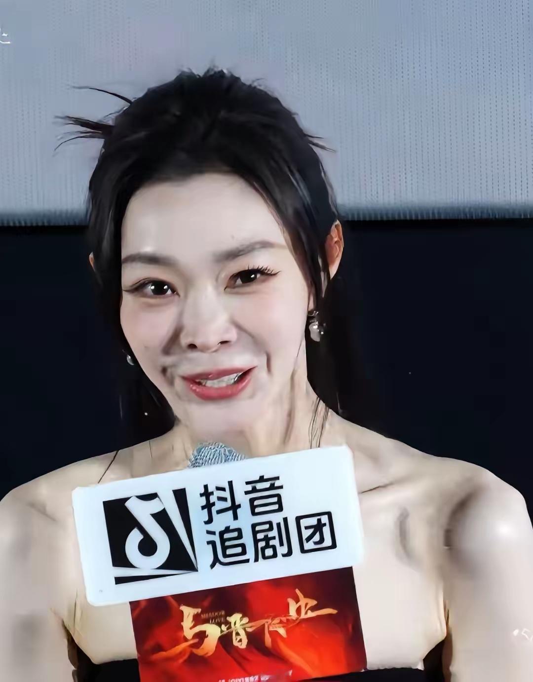 宋轶这脸这是怎么了？这脸怎么看上去这么惨不忍睹呢？
实话实说，虽然宋轶在内娱女明