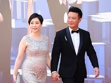 曾经的大美人，现在胖成水桶腰了，50岁汤盈盈被嘲身材，与钱嘉乐十指紧扣逛街，网友
