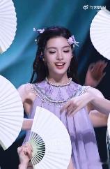 张艺上一公咏春造型 家人们谁还没被张艺上一公的咏春造型美到！她站在舞台上，身姿优