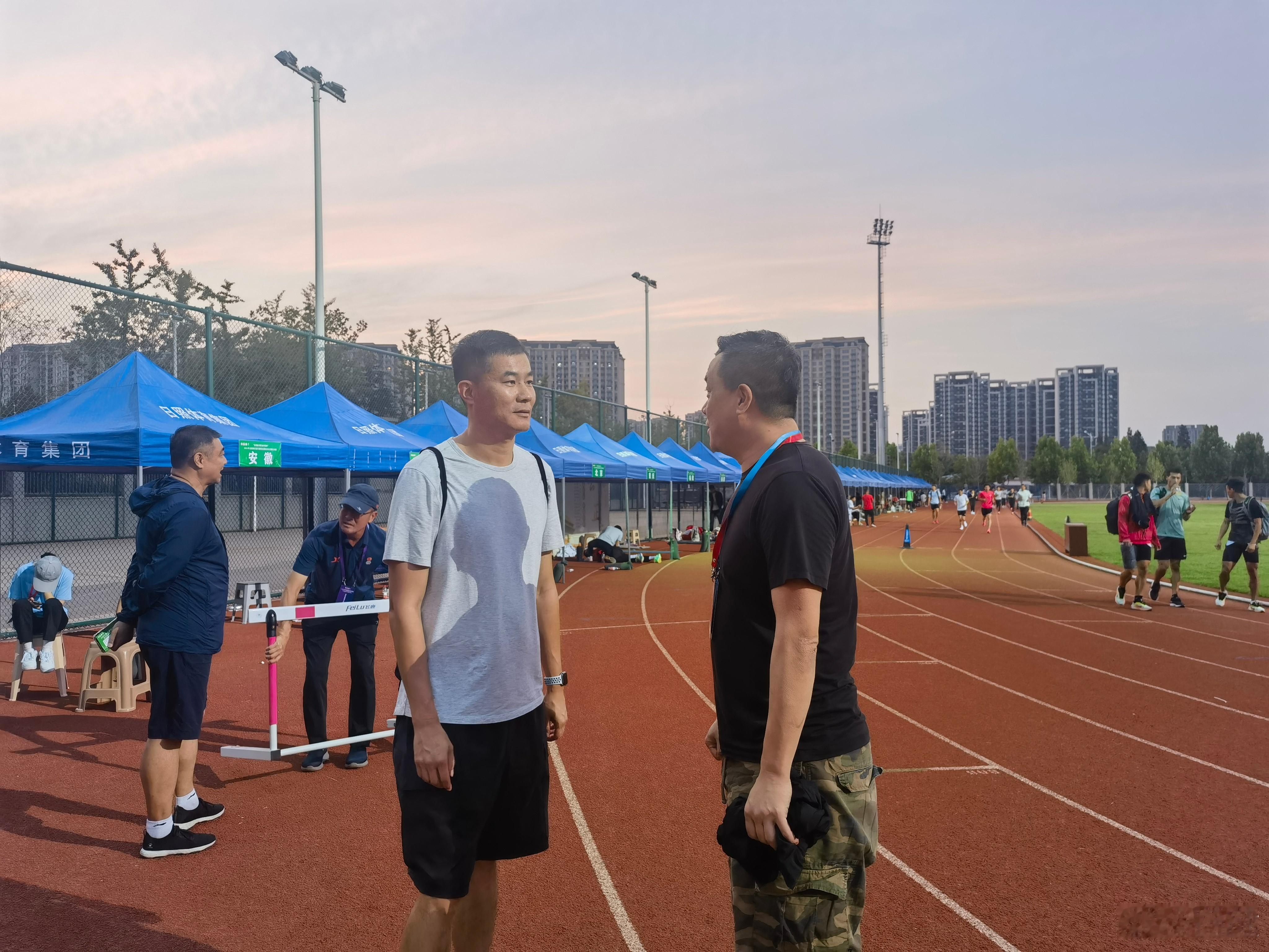 遇到老友大史，感慨刚刚结束的110米栏预赛。整体水平真是可以，需要13.60才能