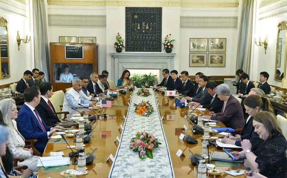 首次见到有如此的座位安排，印美日澳四国会谈在印度举行时，四国代表的座位安排出乎了