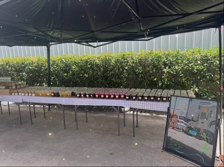 杨幂 江山大同杀青大吉！人美心善的幂姐给剧组工作人员送了库迪和丝塔芙板子上又画了
