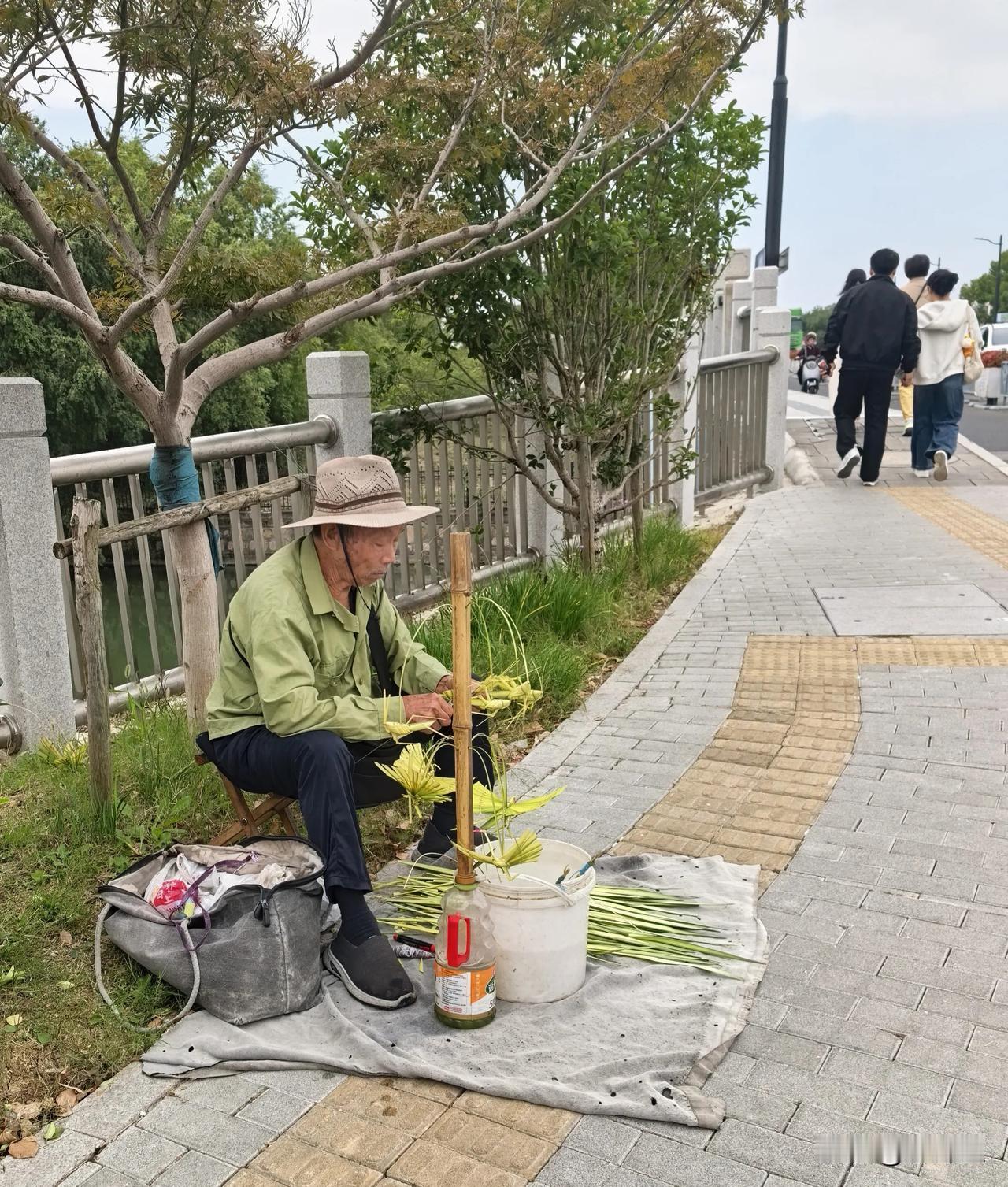 （原创）编草人
秋的风已褪去夏的燥，正值桂花飘香的时节，人们经不住花形和花香的诱