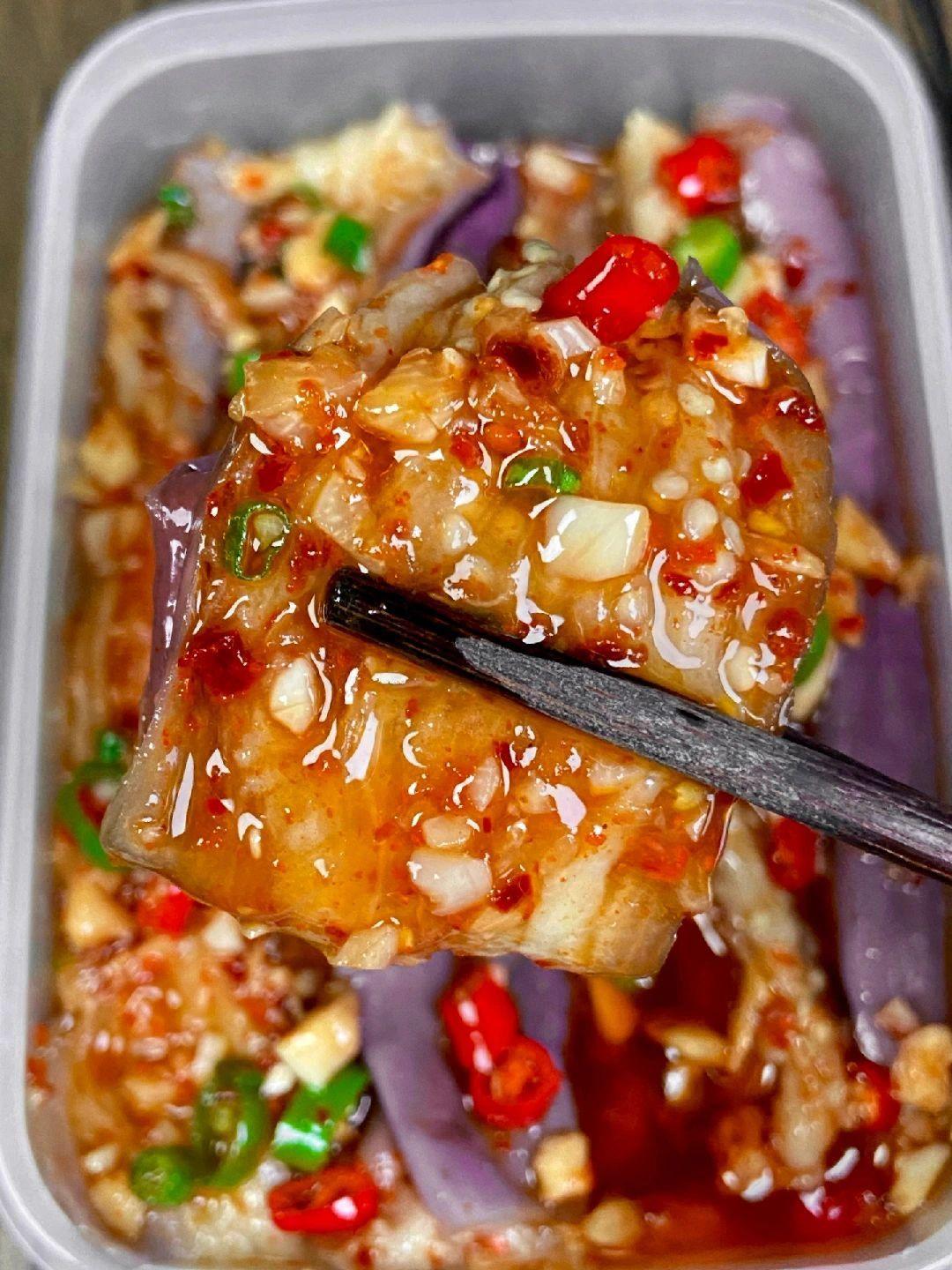 酸辣开胃又下饭，这个凉拌茄子绝了～
家里有茄子的都快去试试这个凉拌茄子，真的老好