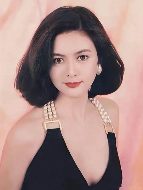 关之琳，在无美颜滤镜的80-90年代，她是颜值天花板：柳叶眉、桃花眼，饱满的苹果