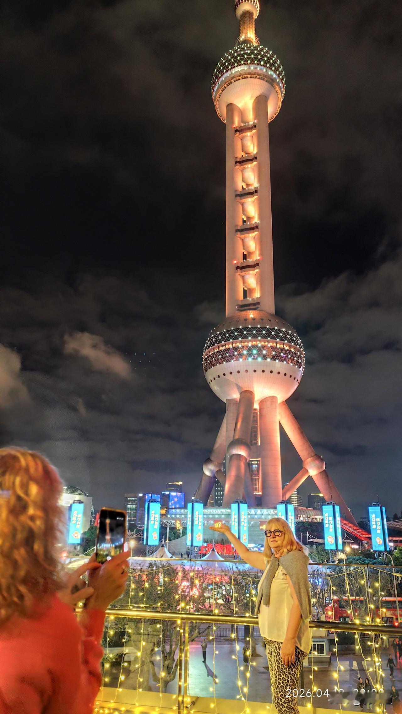 分享一张上海夜景照片留下美丽瞬间