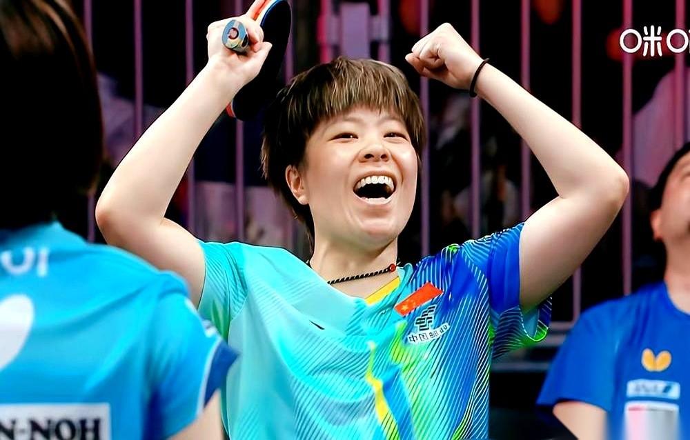 国乒的决胜局暂停，你以为是递毛巾、拧瓶盖、讲战术？
任浩教练一把拨开围上来的人，