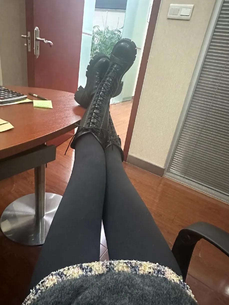 从六点坐到九点，这班到底谁在“磨洋工”？
 
把腿跷在桌沿上，盯着电脑右下角的时