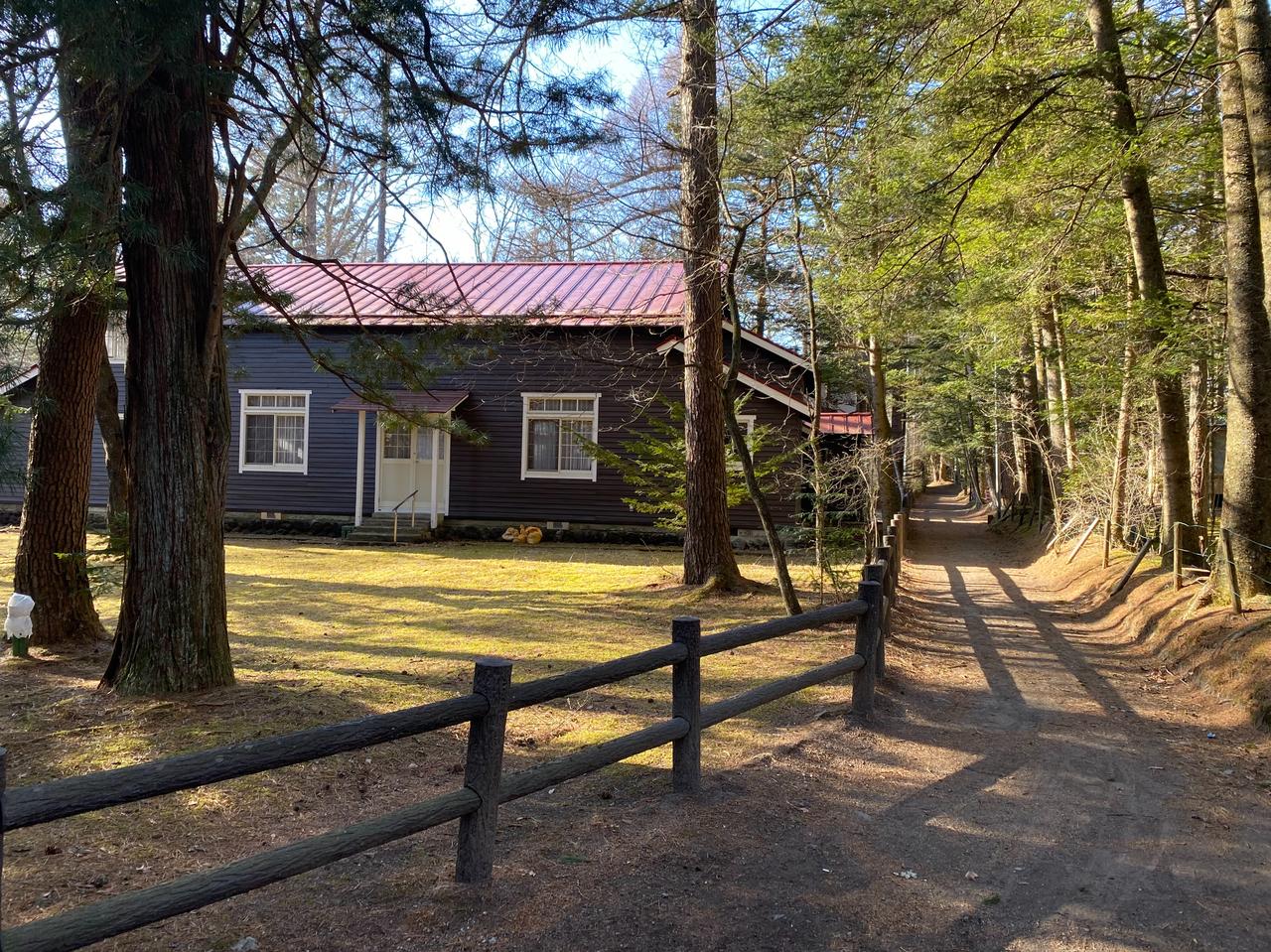 轻井泽作为日本皇家的避暑圣地，从有130多年历史的“万平ホテル”往“云场池”散步