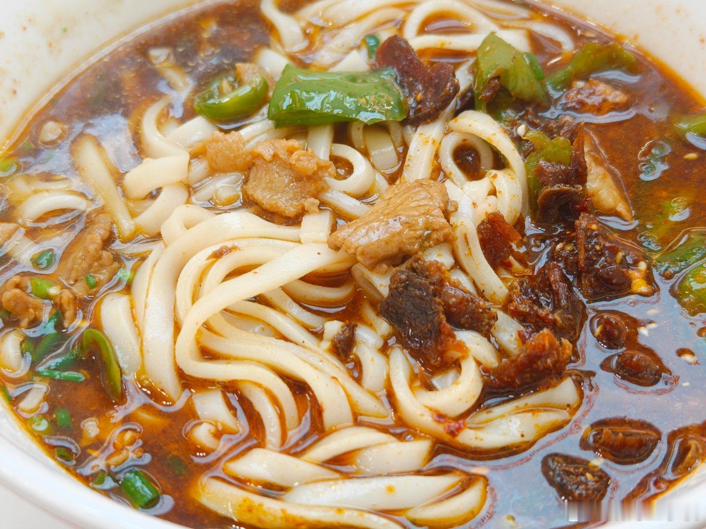 数码王小机[超话] 嗦一碗麻辣牛肉辣+椒炒肉双拼粉[哇]  ​​​