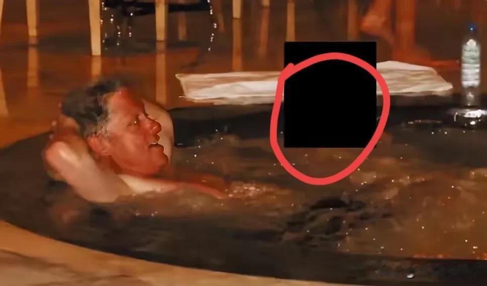 一觉醒来，
克林顿有点懵了，
他怎么也没想到，

自己不当总统很多年，居然现在又