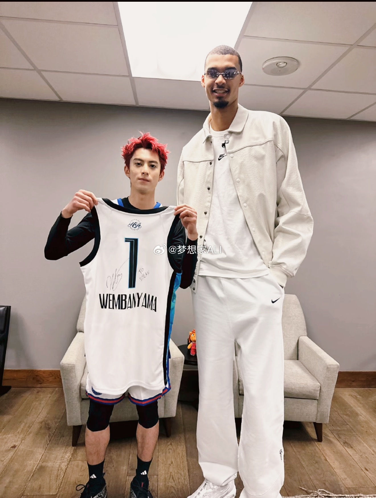 文班亚马在这个高度里真算很秀气了，帅的👏王鹤棣 &  文班亚马 王鹤棣G社出图