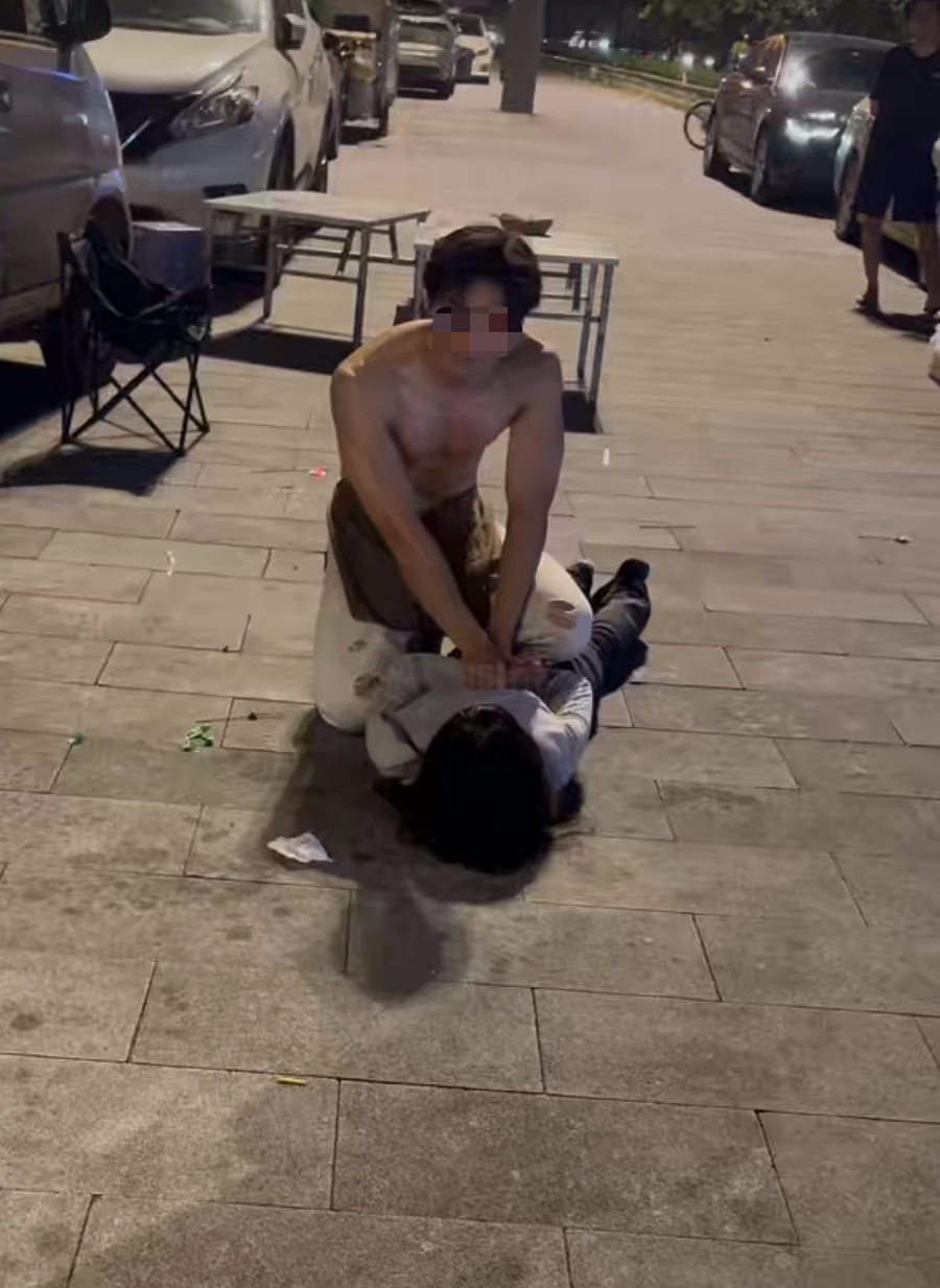 制服持刀尾随男童的女子后，他们被网暴