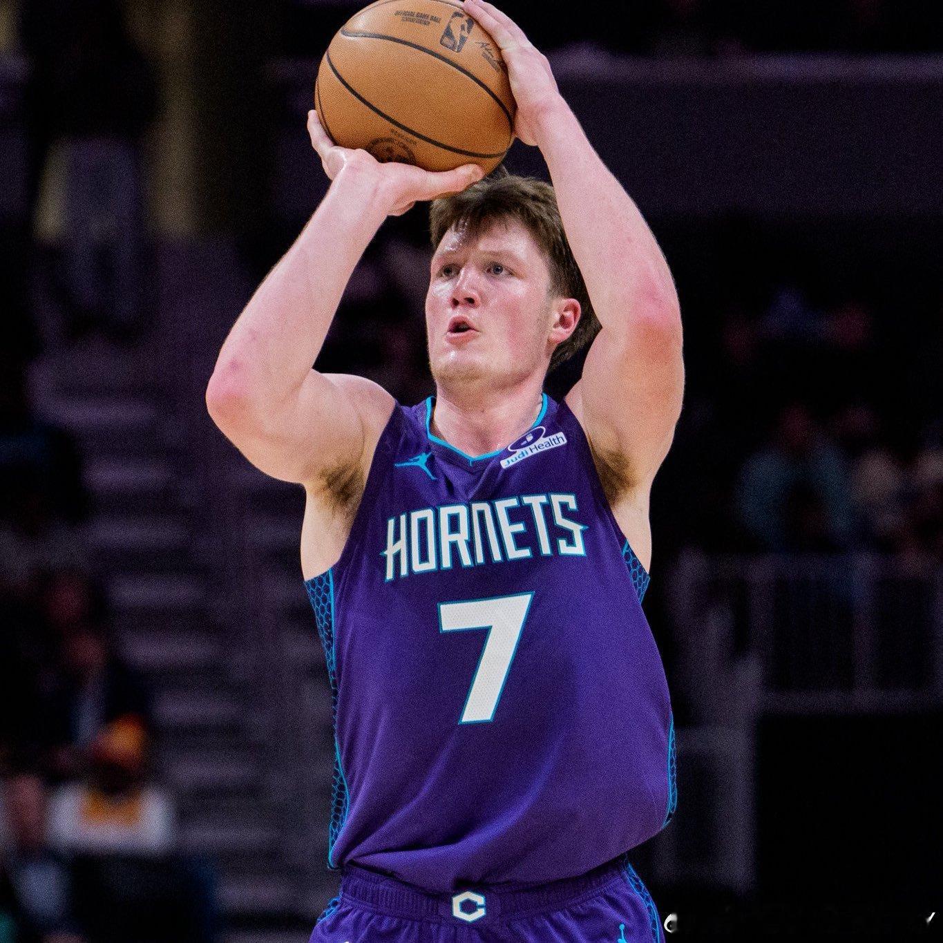 Cooper Flagg 和 Kon Knueppel 在独行侠和黄蜂的比赛的上