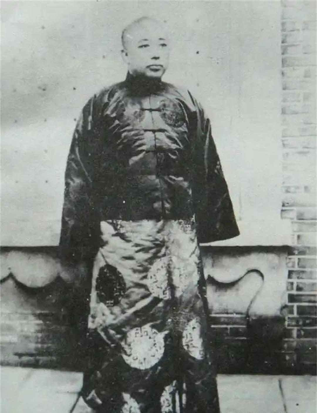 1929年1月10日傍晚，奉天大帅府。

张学良把奉天省警务处处长高纪毅叫到跟前