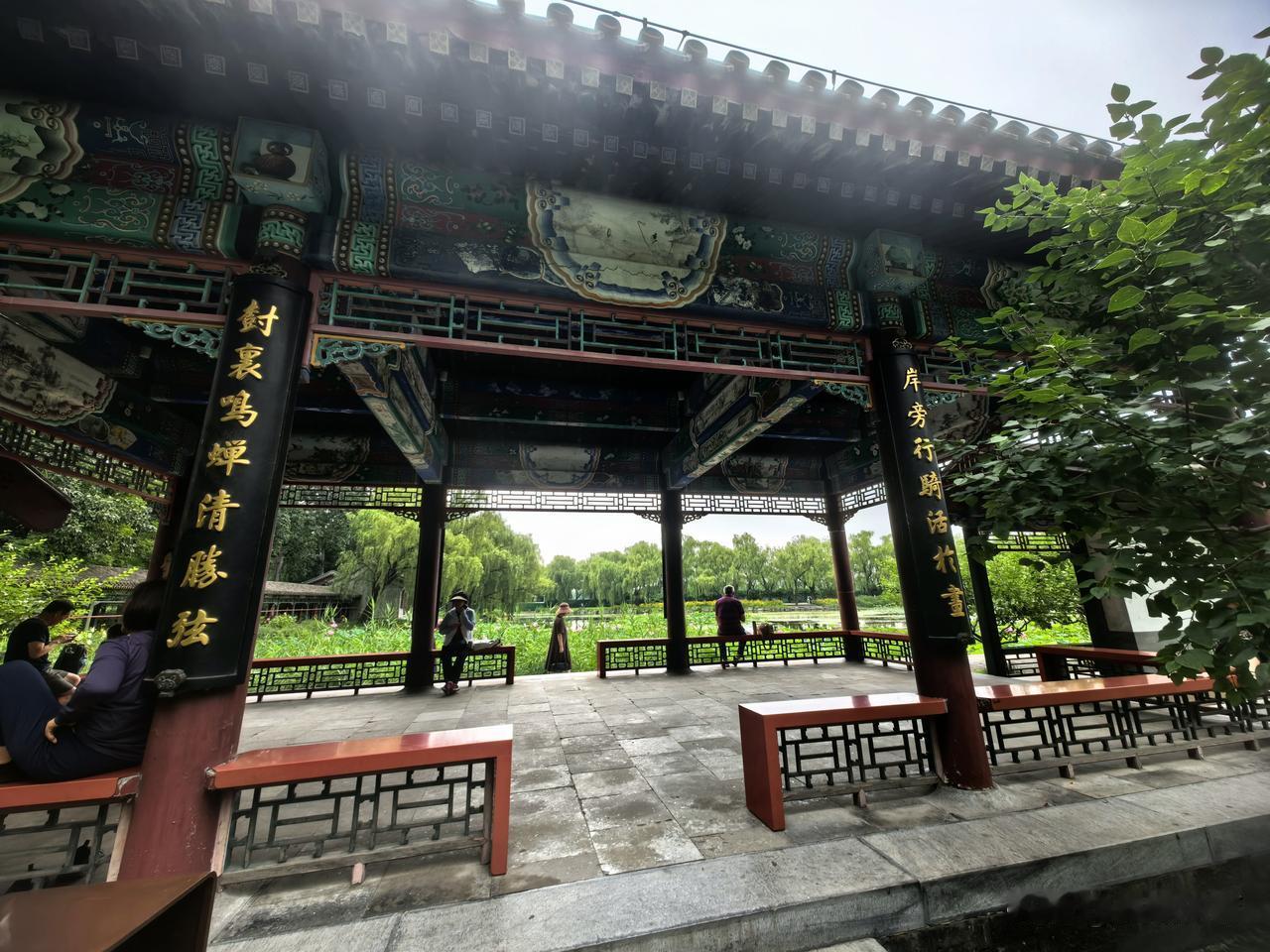 玉河斋楹联（北联）：
岸旁行骑活于画；树里鸣蝉清胜弦。