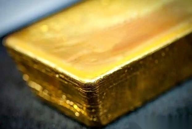 前几天金价刚冲上904元/克，不少屯金大户正翘着腿等破千，结果7月24日盘面上的