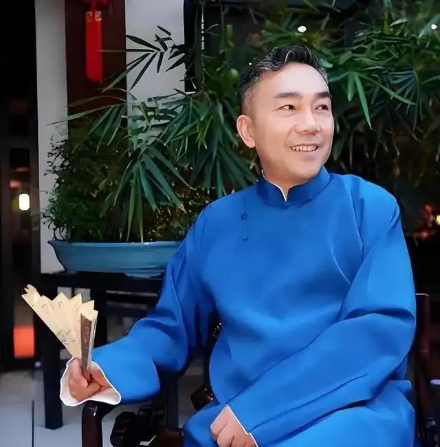 有人让杨议把给侯耀华买的貂皮大衣和红包要回来，杨议说我和二哥过的着，过几天我再给