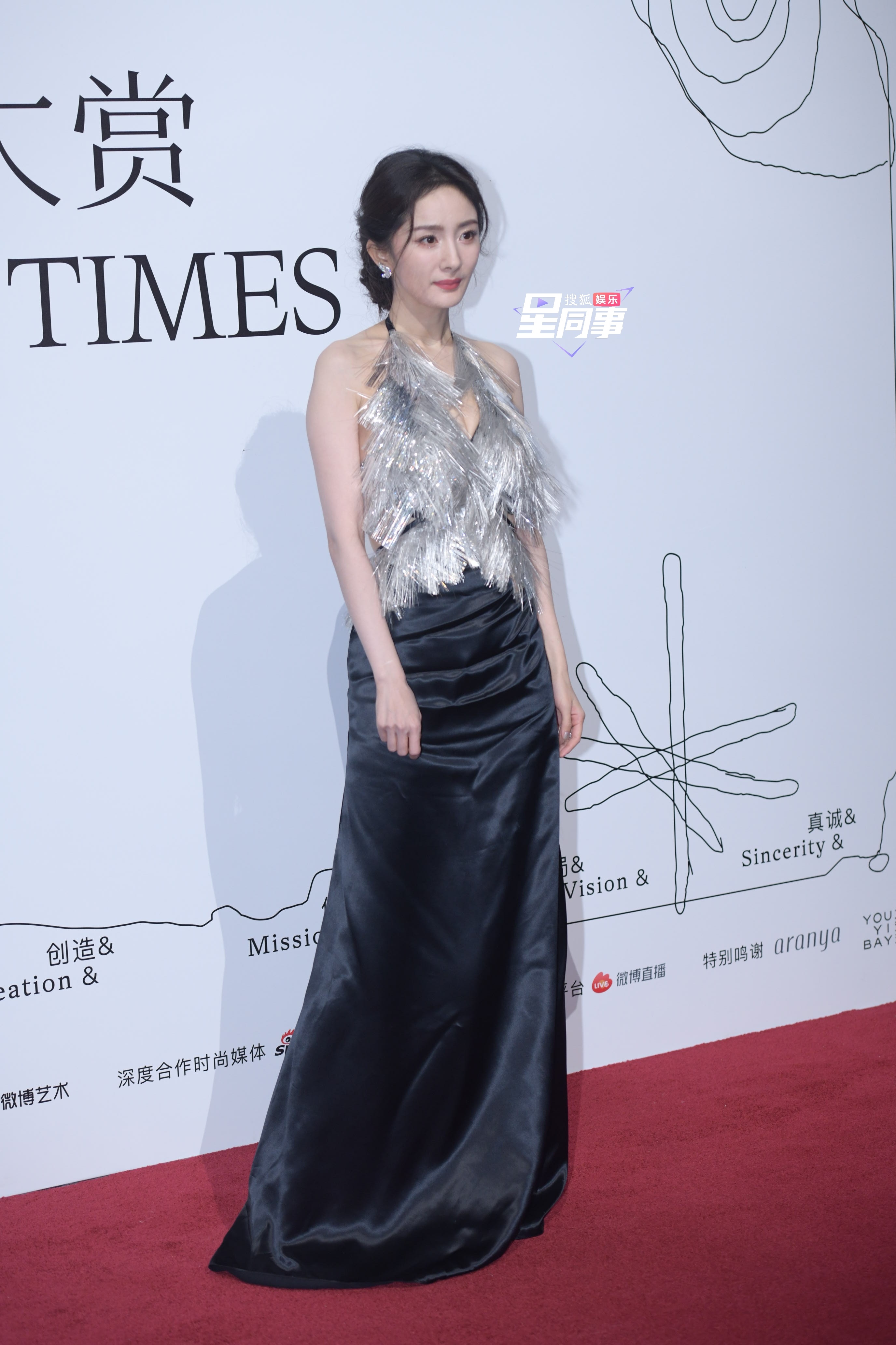 #栩栩华生时尚文化大赏# 杨幂今晚活动红毯生图来啦来啦[憧憬][憧憬]生图鲨疯了