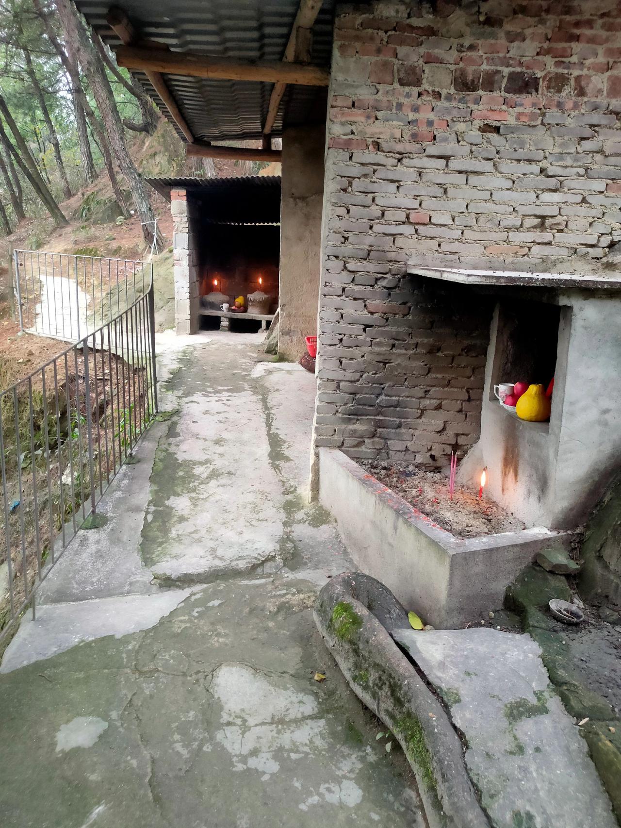 《龙洲湾金山古径，藏着山林间的烟火禅意》寻迹重庆巴南龙洲湾金山寺，顺着山间层层石