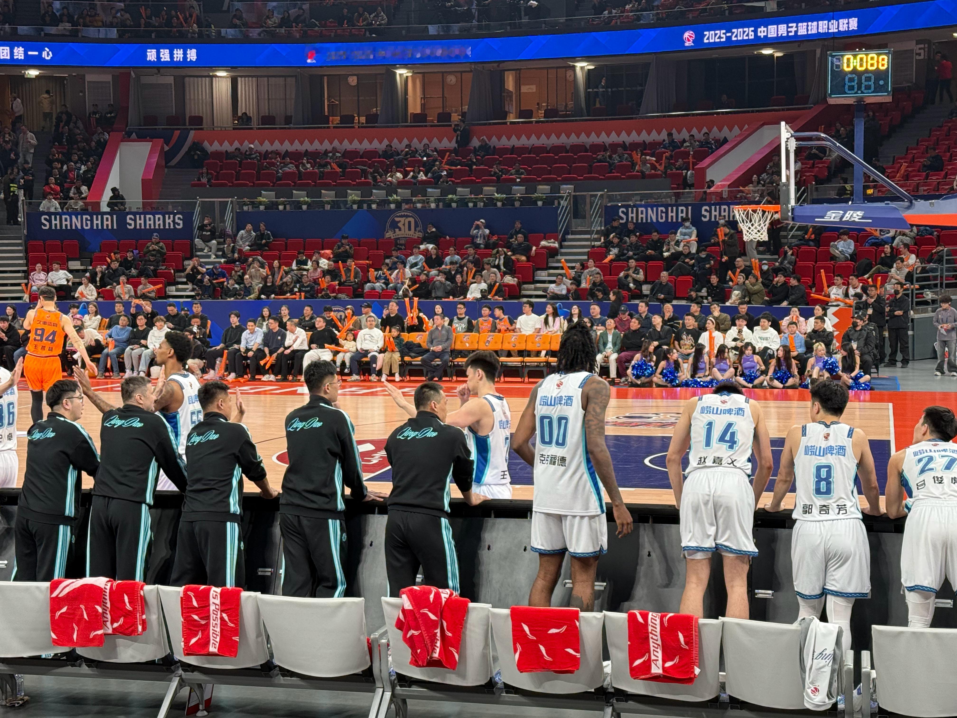 偷偷去看了个球旁边的青岛球迷看我都懵😳睿泽进球喊老开心以为是友军，结果小偰进了