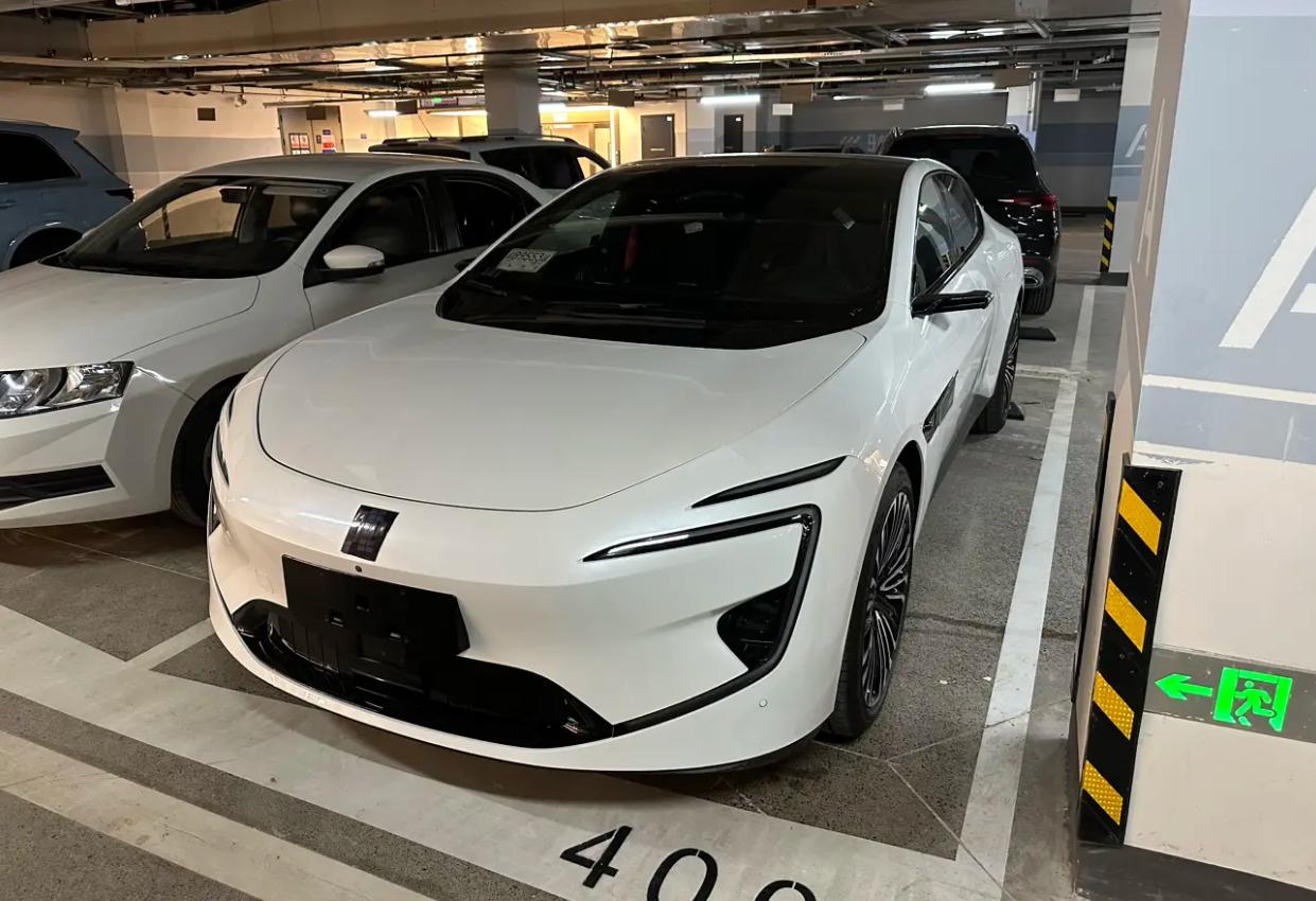 阿维塔12刚刚才发布，鄙人就在地下停车库偶遇了一台白色实车，新车没有任何伪装，看