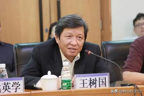 王树国说，在实战当中，去展示自己真实的才能，就像那个摩托车车手张雪，没有上过大学