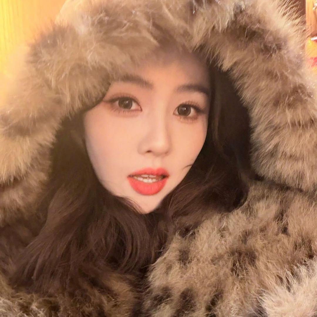 白鹿北京飞海南录亲爱的客栈 毛茸茸造型手动放烟花萌翻全网
 
白鹿今日从北京出发