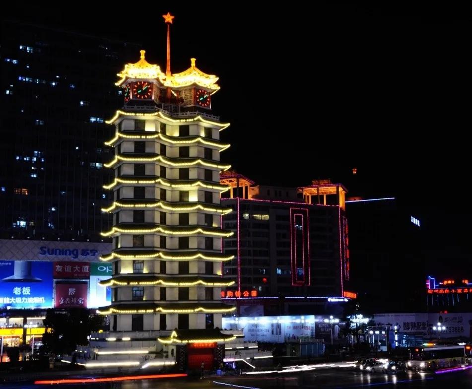 凌晨时分，郑州二七广场是年轻人的地盘，也是改装电摩的跑道。

全是十七八岁的孩子