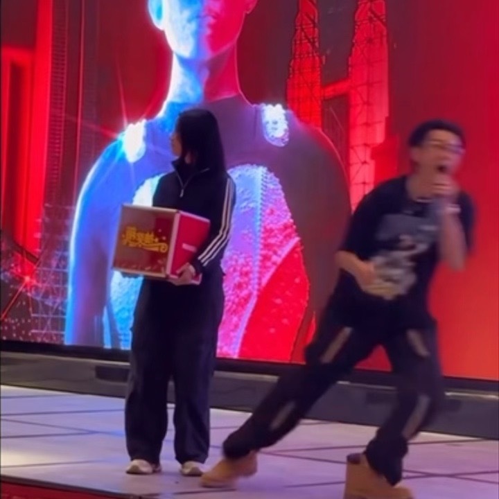 哈哈哈哈哈真的好有活力这孩子 