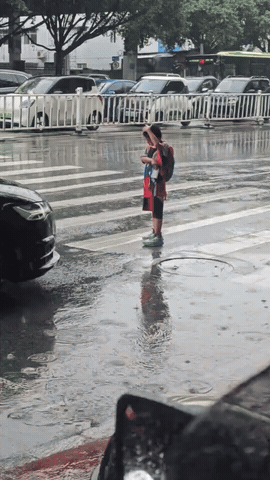 全网夸！执意曝光这位耐心教娃用伞的车主

下雨天司机送给小朋友一把伞，本想直接开