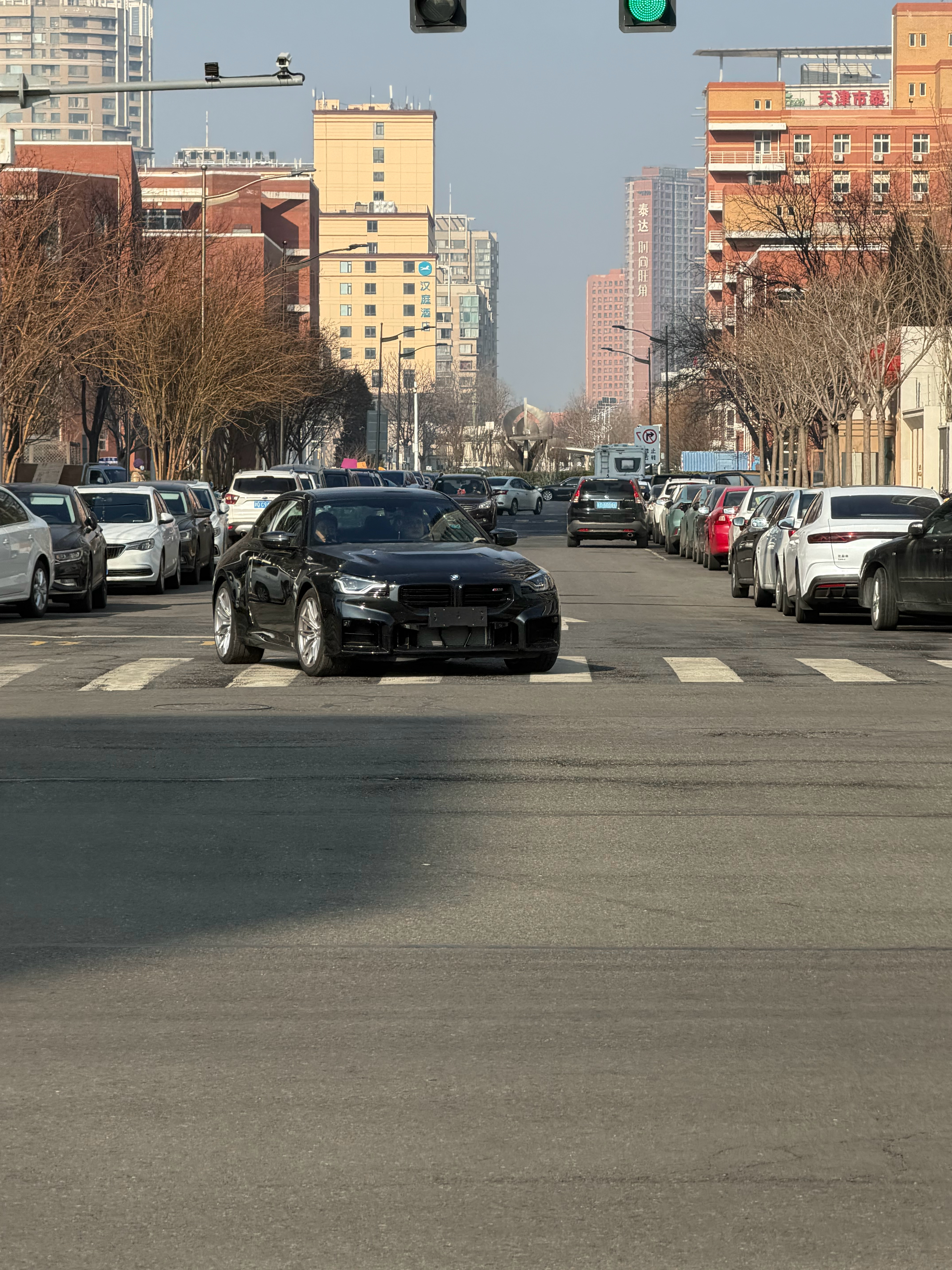 偶遇一台没有上牌的新款宝马M2。我媳妇说他为啥牌照底下那都是空的，我说那全是散热