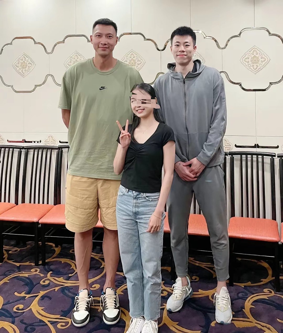 易建联有2米1多，前面这位女孩子至少也有1米8吧 ​​​