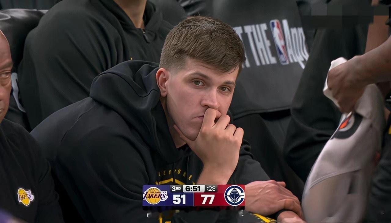 今天湖人和快船的比赛，看得我心情沉重。特别是看到里弗斯坐在场下，那失落的神情，真