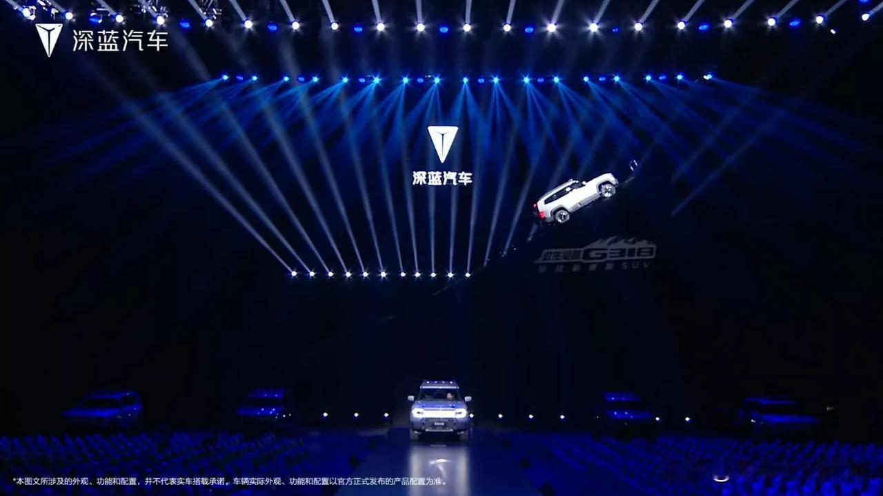 又一款方盒子汽车来了
它就是长安深蓝G318，近日新车首发亮相，1.5T增程，有