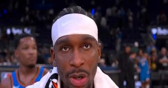 联盟硬要把王冠塞他手里，他却转头给了库里。

刚拿完MVP、得分王、总冠军和FM