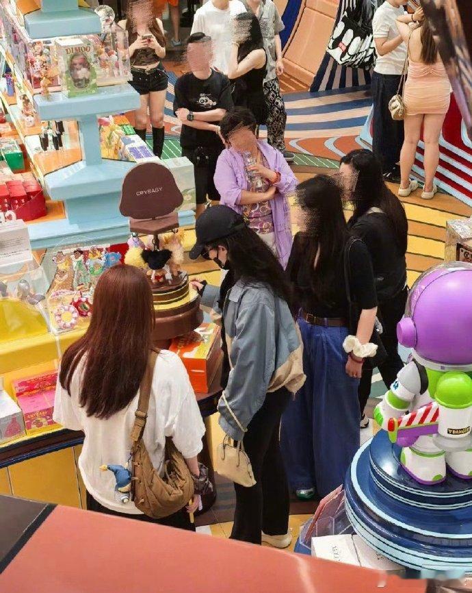 泰国街头偶遇刘亦菲网友泰国街头偶遇刘亦菲 真的会嫉妒每一个在泰国偶遇刘亦菲的幸运