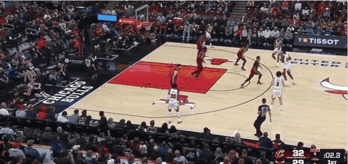 湖人球迷熟！吉迪随手一抛命中神奇三分！
在今天NBA季前赛公牛对阵骑士的第一节比