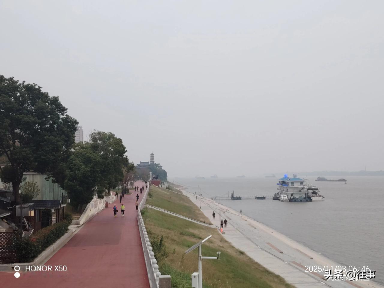 冬日生活打卡季长江岸边晨练打卡