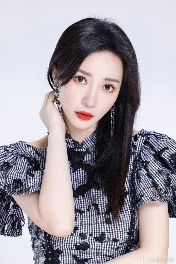 #柳岩从小接受的教育是先苦后甜##我家那闺女# 柳岩，在成长中秉持先苦后甜的信念