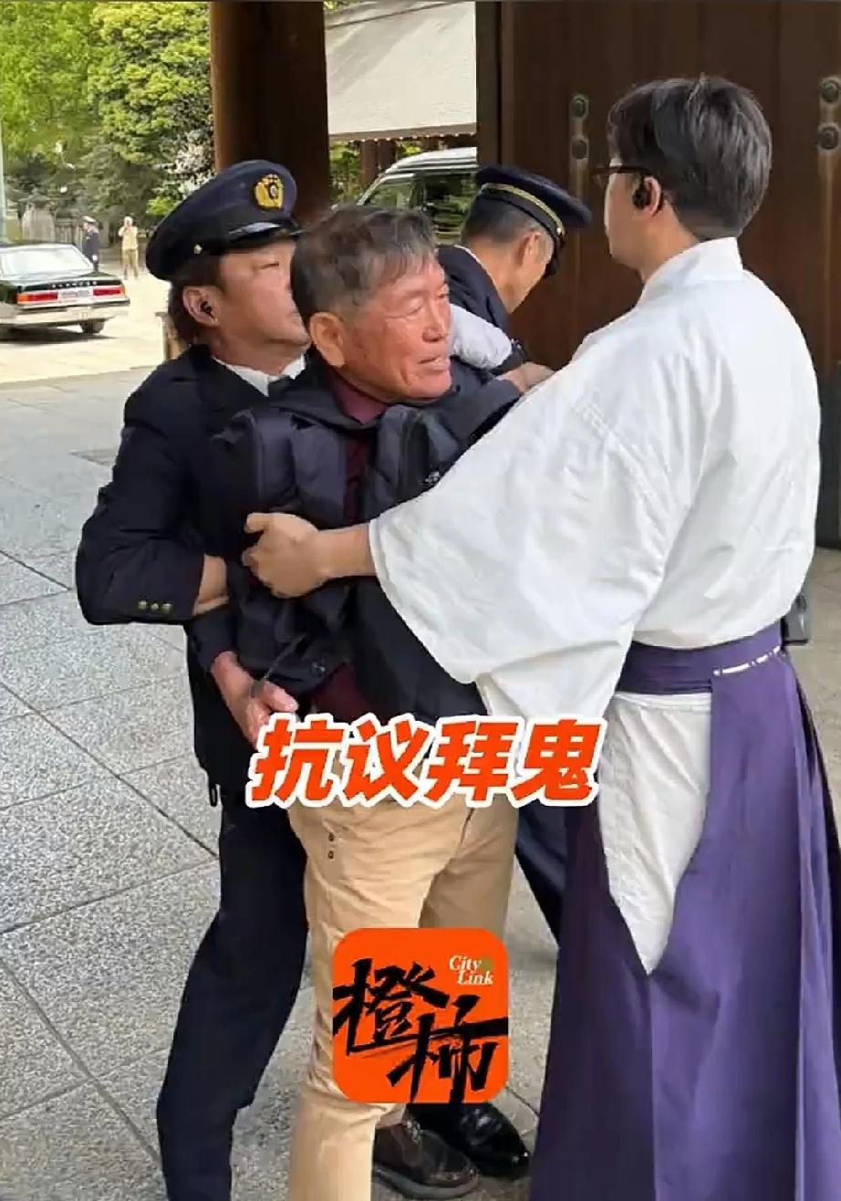 韩国一男子举横幅在靖国神社抗议。被日本警方逮捕。