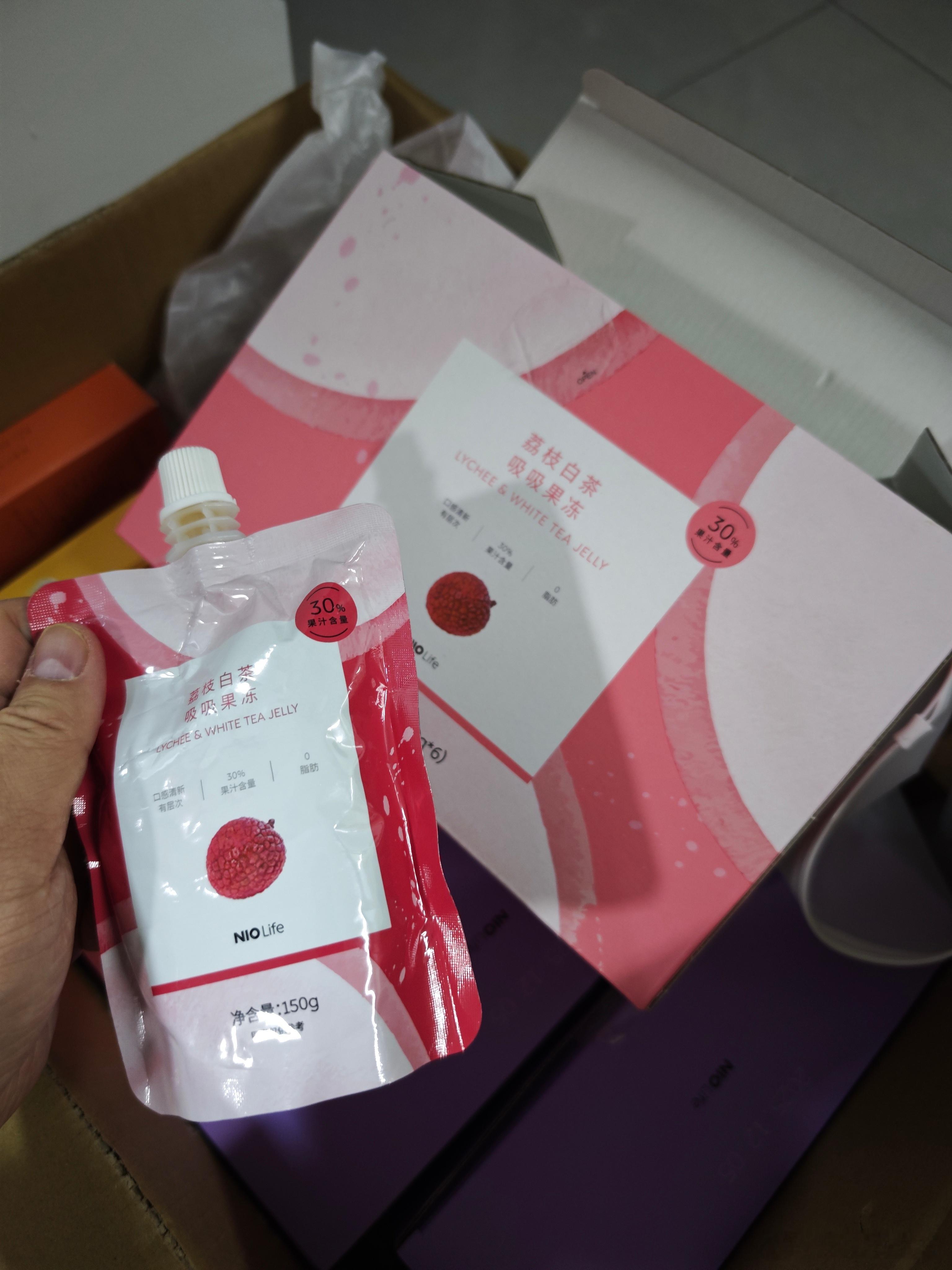 买点NIO Life吸吸果冻，果汁含量30%以上。我一直喜欢吃那种果汁含量比较高